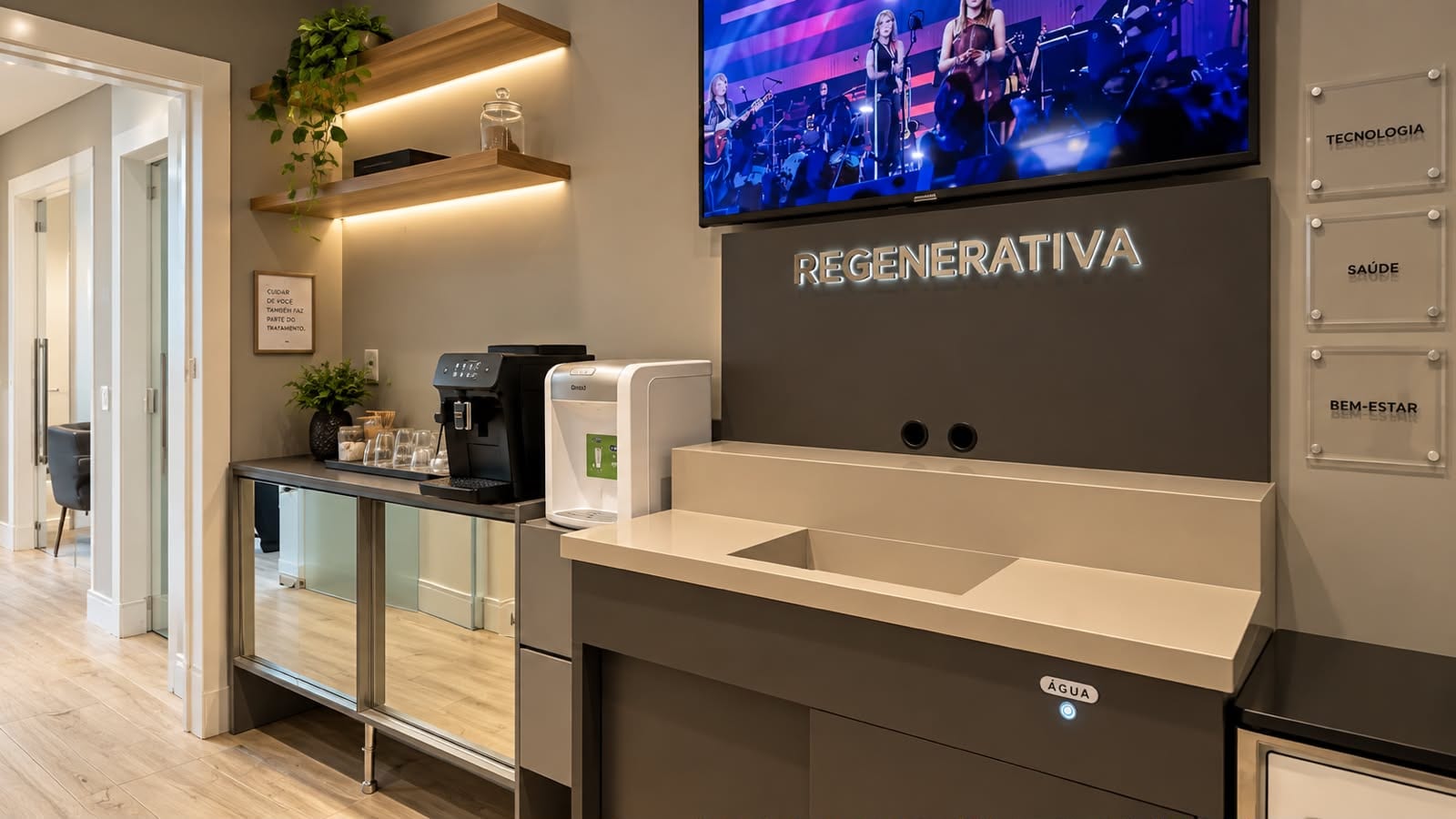 Espaço de convivência do instituto, com estação de café e água
